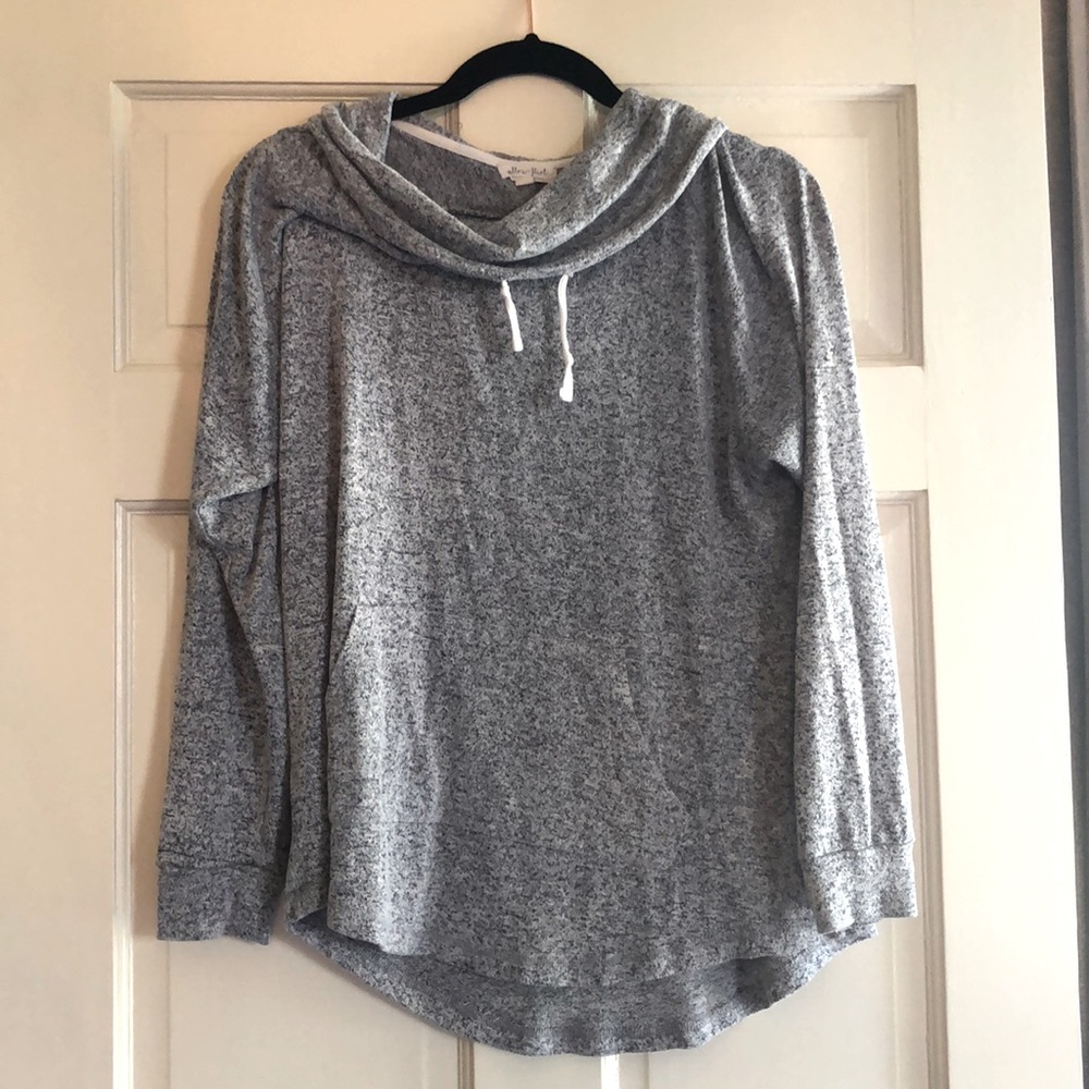 Women’s sweater with front pocket